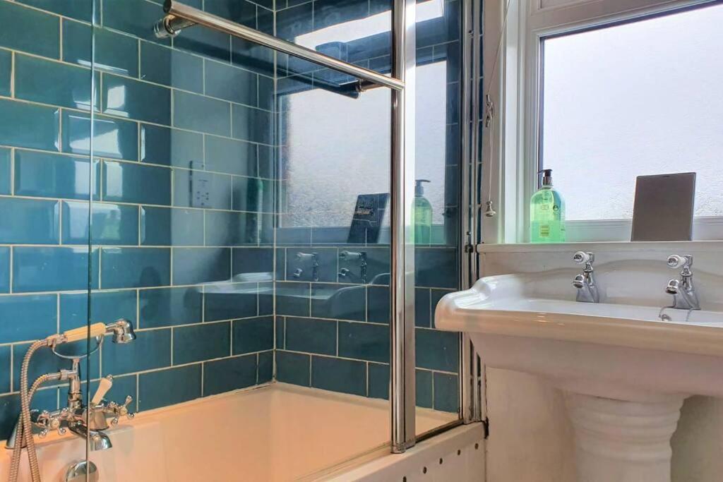 5 Bed, 2 Bath Home + Terrace, Garden & Parking Свіндон Екстер'єр фото